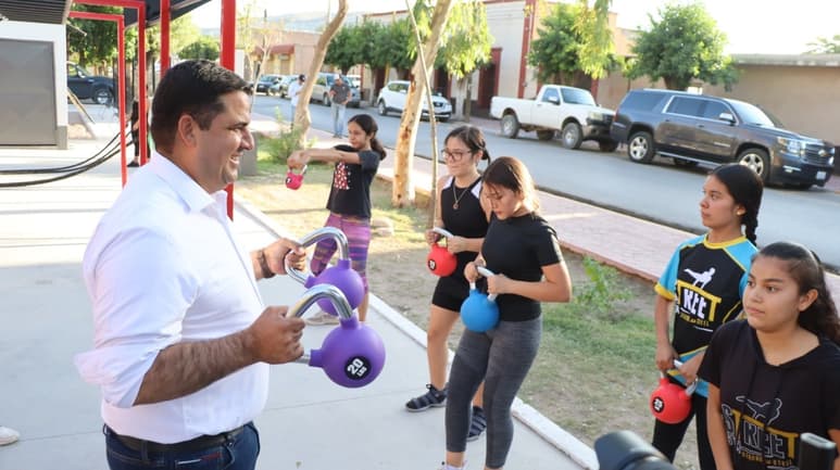 El alcalde Homero Martínez Cabrera realizó la entrega oficial de equipo para entrenamiento al grupo Street GYM. (EL SIGLO DE TORREÓN)