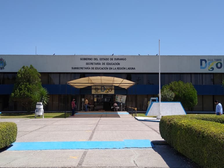 Este sábado se buscará recuperar los libros de texto que estaban en el tráiler que tuvo el percance. (EL SIGLO DE TORREÓN)