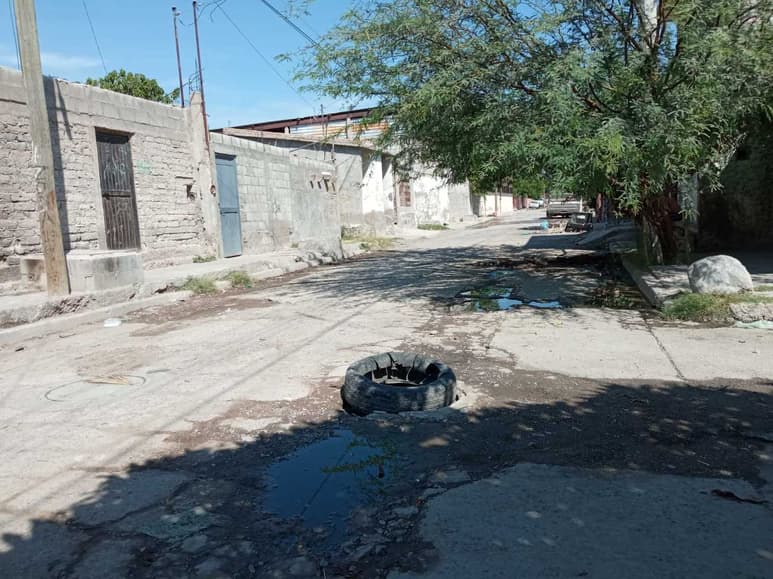 Los vecinos tuvieron que colocar una llanta para evitar que alguien cayera en la alcantarilla.