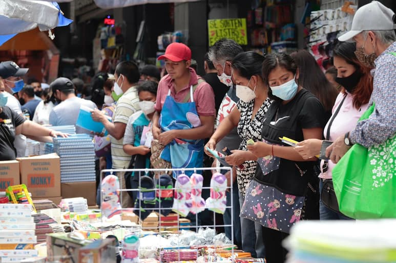 Ante el regreso a clases, padres de familia acuden a diferentes comercios para comparar precios de útiles escolares, topándose con un incremento total de hasta 600 pesos en comparación con lo que gastaron el año pasado. (EL SIGLO DE TORREÓN)
