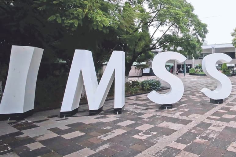 Padres de familia analizan la idea de presentar una amparo contra el IMSS para solicitar ayuda para su hija transexual.