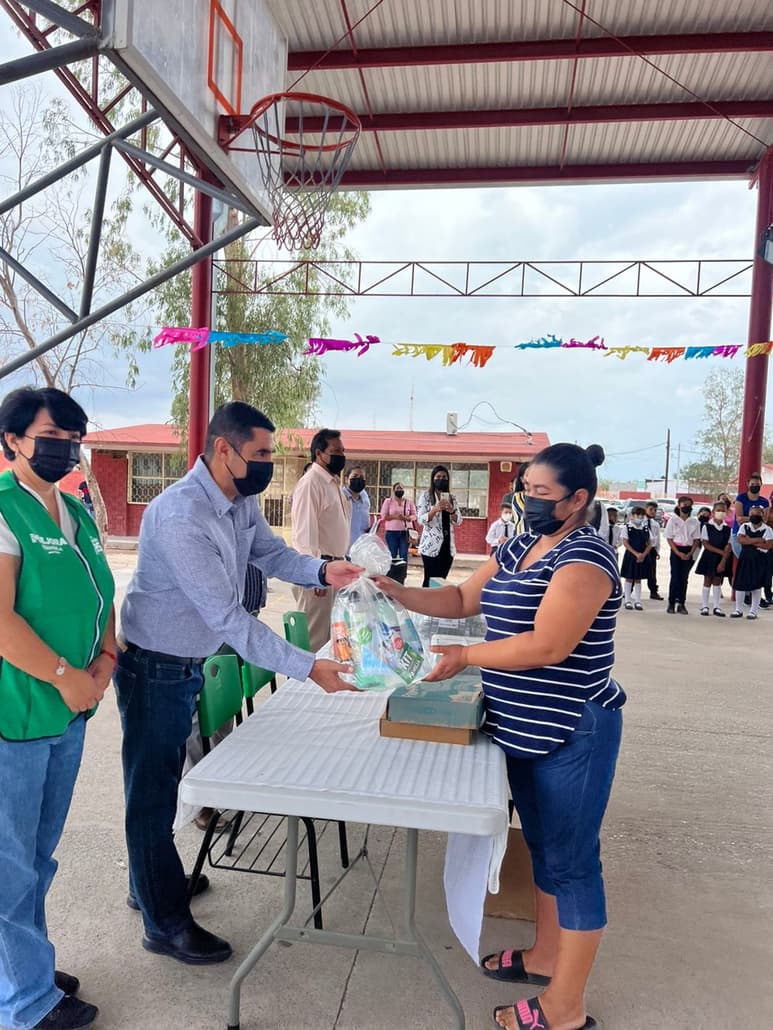 Los kits contienen desinfectantes y se entregaran más de ocho mil. (EL SIGLO DE TORREÓN)