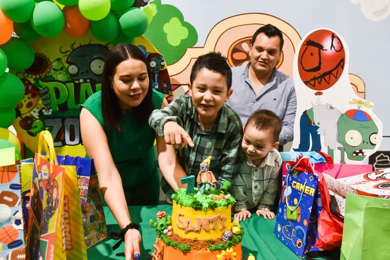 Santiago festeja junto a sus papás, Claudia de León y Javier Obregón; y su hermanito Matías Obregón de León (EL SIGLO DE TORREÓN/ERICK SOTOMAYOR)