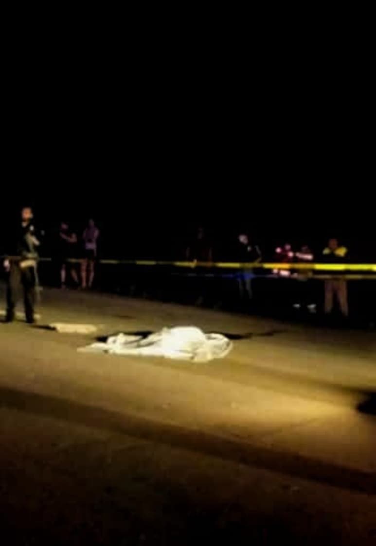 Un automóvil arrolló a un hombre de 45 años y después huyó del lugar.