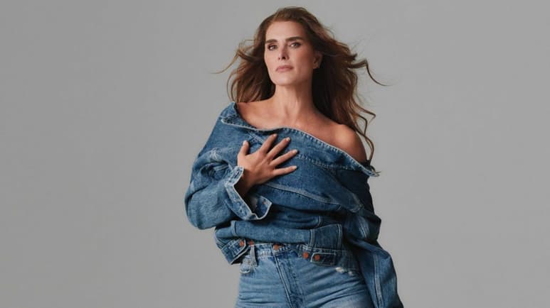 Brooke Shields posa a sus 57 años en lencería de Kim Kardashian