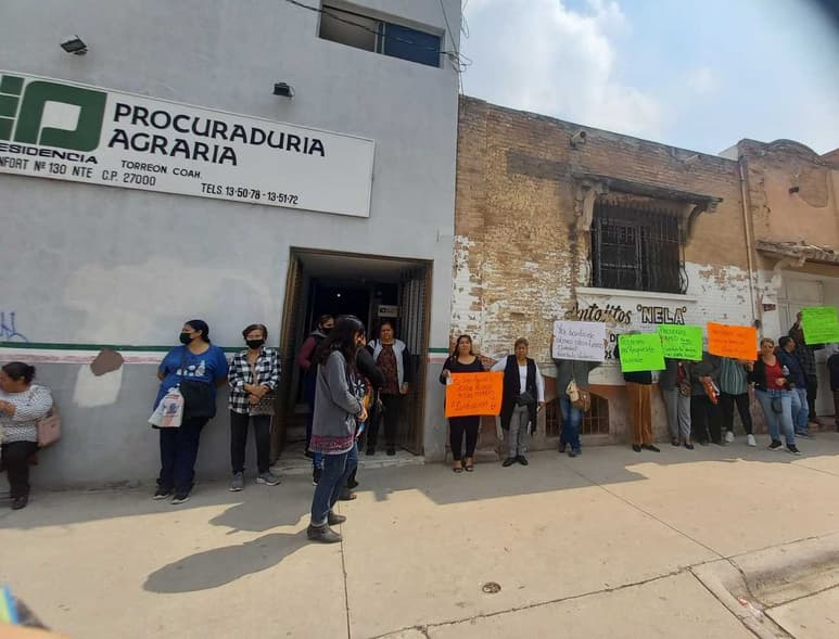 El grupo de ejidatarios permaneció afuera de la Procuraduría Agraria, a la expectativa de la reunión virtual con involucrados.