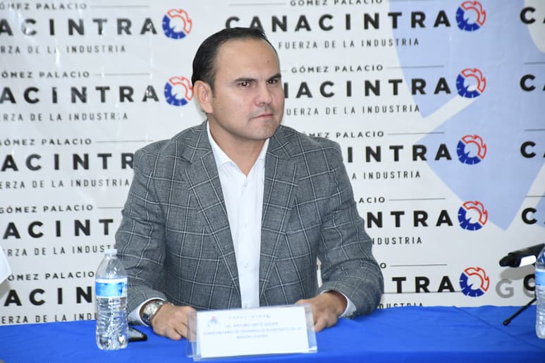 En el parque industrial CG Park, recorrió la empresa Tecnopress, acompañado por los ejecutivos y de Arturo Ortiz Galán (FERNÁNDO COMPEÁN / EL SIGLO DE TORREÓN)