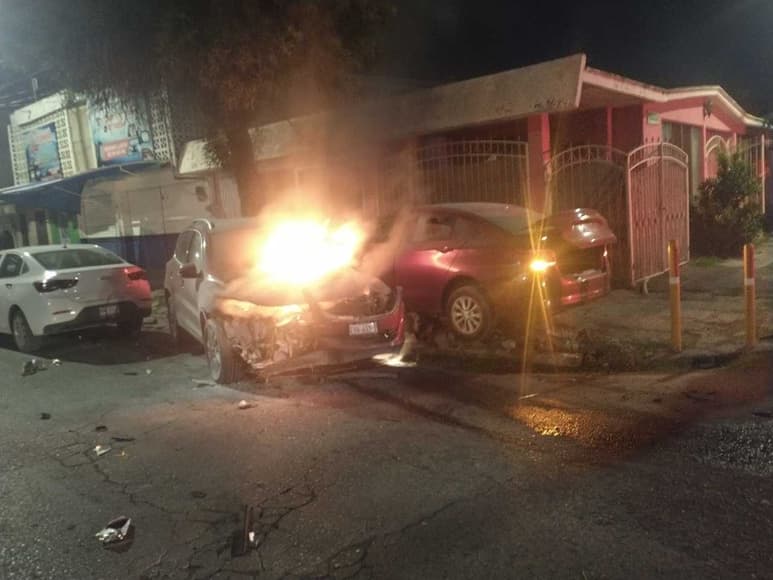 Luego de no respetar la señal de alto, el conductor de una camioneta marca Volkswagen se impactó contra otro vehículo.