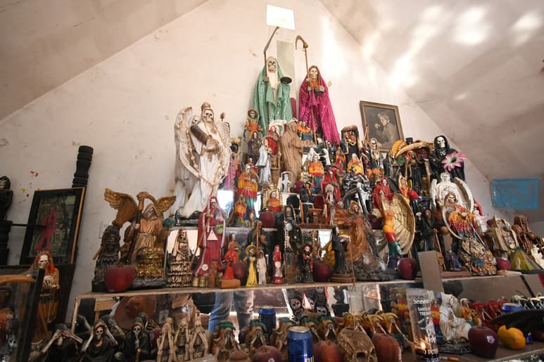 La celebración de la Santa Muerte no pertenece a la iglesia católica, aunque cuenta con algunos ritos propios de la religión. (FERNÁNDO COMPEÁN / EL SIGLO DE TORREÓN)