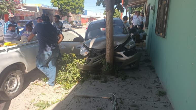 Presuntamente, el conductor intentó esquivar otro vehículo y terminó chocando el árbol.