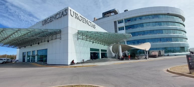 Al exterior del Hospital General 450, familiares de pacientes esperan con miedo al escuchar sobre las muertes por meningitis. (EL SIGLO DE TORREÓN)