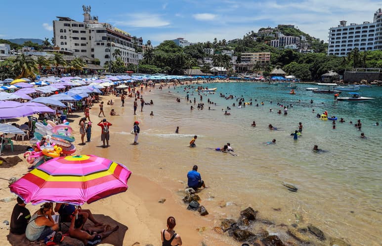 El presidente de la Canaco, Mariano Serna, dijo que se verán obligados a contratar personal temporal por aumento de vacaciones. (AGENCIAS)