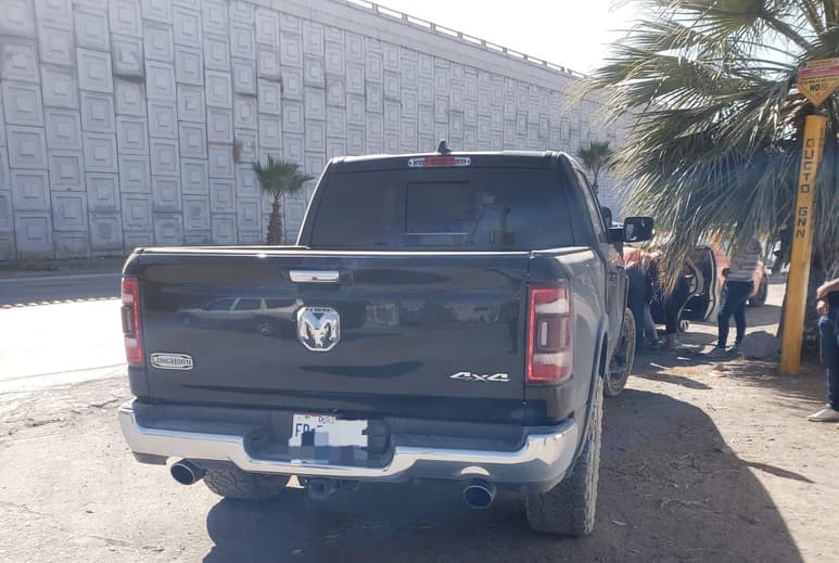 La unidad señalada como responsable es una camioneta de la marca Dodge, línea RAM 1500, color gris. (EL SIGLO DE TORREÓN)