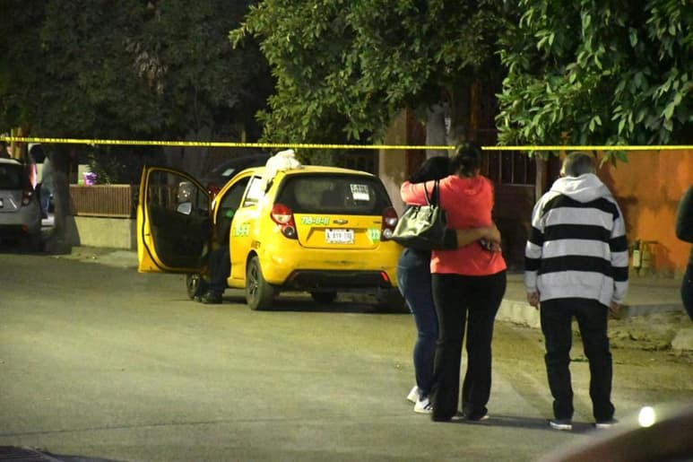 Los vecinos de la colonia Nuevo Torreón localizaron al hombre sin vida dentro de su unidad.
