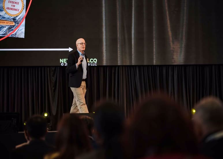 Gary A. Bolles, participó en el segundo día del 9° Congreso Internacional de Innovación Educativa (CIIE) que se realiza en el Tecnológico de Monterrey. (CORTESÍA)