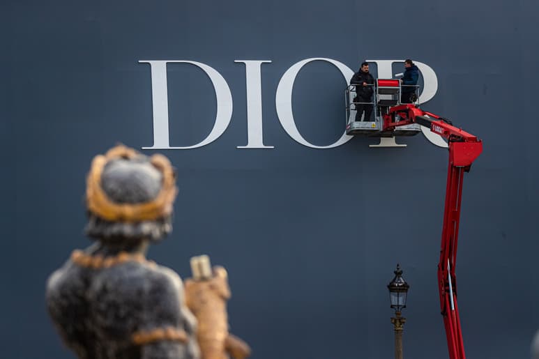 Dior Homme investiga en la herencia elegante de Yves Saint Laurent