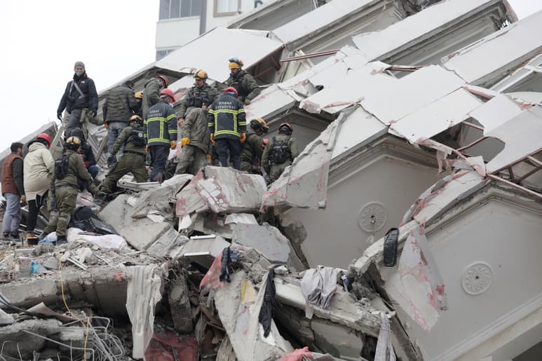 Las labores de rescate se han concentrado en zonas donde la infraestructura derrumbada es inestable. (EFE)