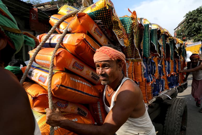 Este repunte situó a la inflación de la India fuera del rango de tolerancia marcado por el RBI. (PIYAL ADHIKARY / EFE)