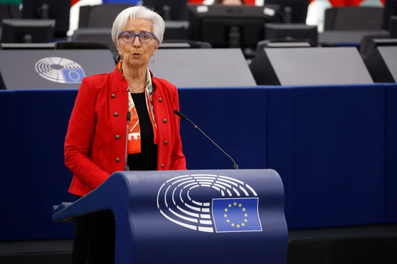 La presidenta del BCE recordó que las primeras estimaciones apuntan a una inflación de la zona euro en enero todavía del 8.5 %. (JULIEN WARNAND / EFE)