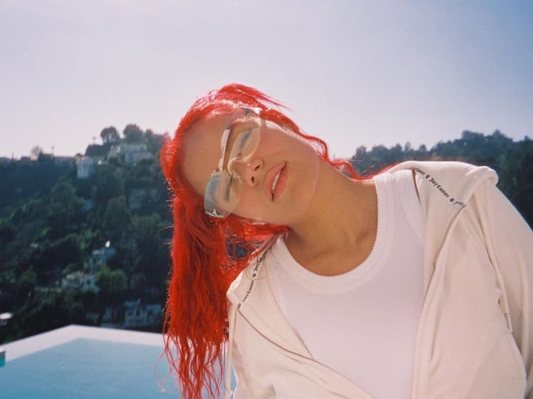 Karol G demuestra en redes por qué los outfits oversize son tendencia