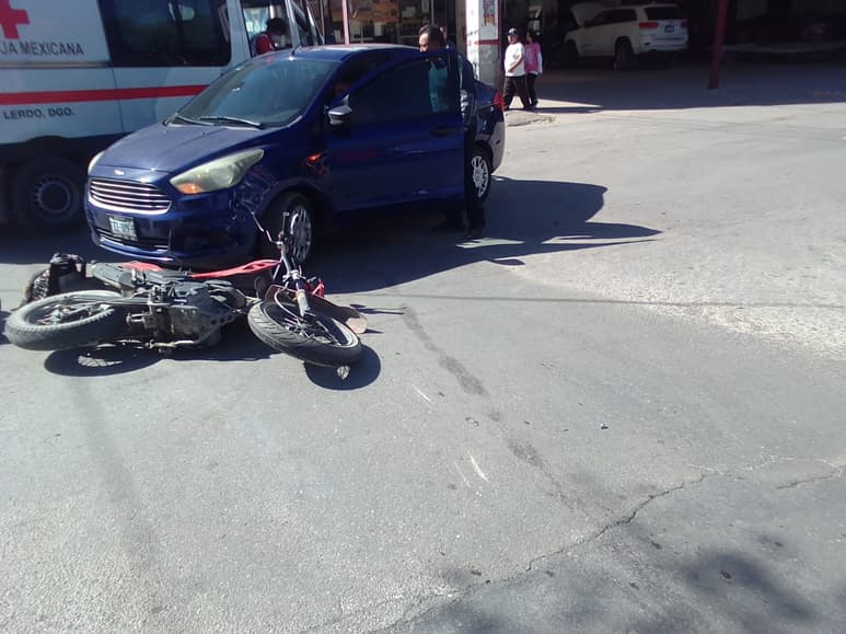 Tras el contacto, el adulto mayor terminó tendido sobre la carpeta asfáltica con múltiples golpes en el cuerpo. (EL SIGLO DE TORREÓN)