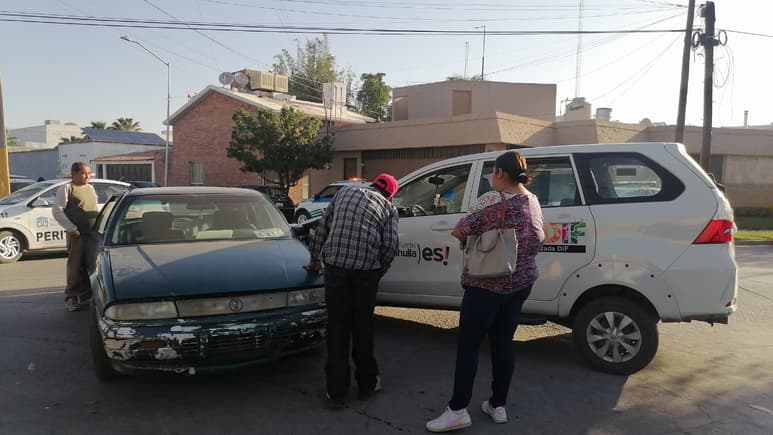 Arribaron elementos de Tránsito y Movilidad Urbana, así como paramédicos de Cruz Roja, que encontraron ilesos a los involucrados. (EL SIGLO DE TORREÓN)