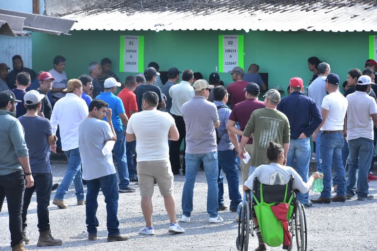 Poco más de 3 mil 100 trabajadores sindicalizados de la Planta 1 de Altos Hornos de México (AHMSA) cobraron este viernes el fondo pro huelga. (Foto: SERGIO A. RODRÍGUEZ / EL SIGLO COAHUILA)