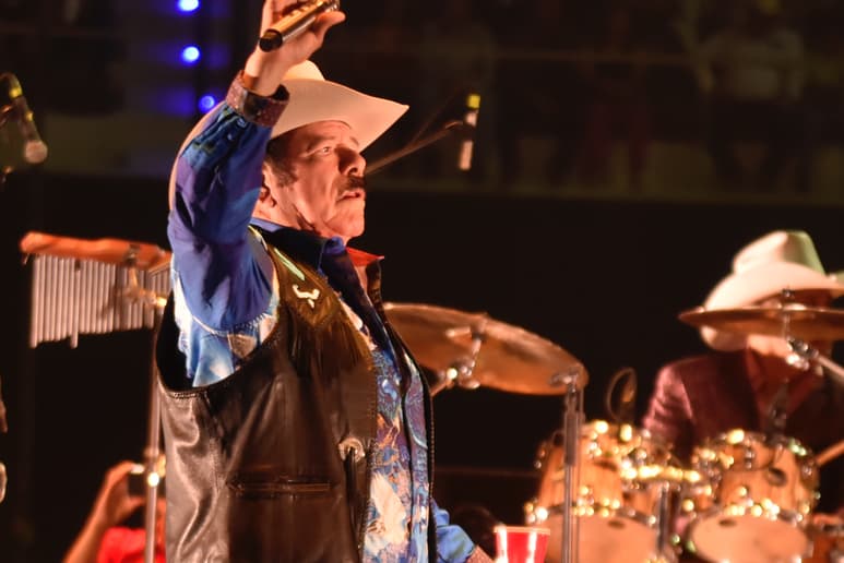 En redes sociales se reportó que Lalo Mora fue detenido y tuvo que pagar una fianza para ser libertado; esta versión no ha sido confirmada ni por el cantante ni por gente cercana. (ARCHIVO)
