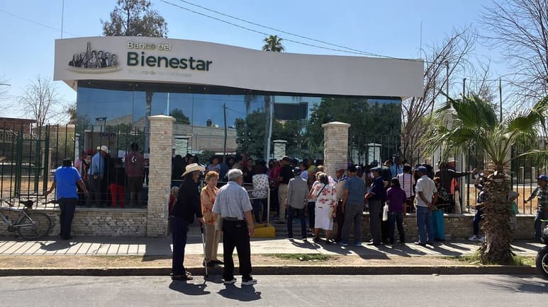 Los adultos pasaron de una hasta dos horas en el Banco de Bienestar para poder cobrar su pensión, ante la descompostura del cajero.