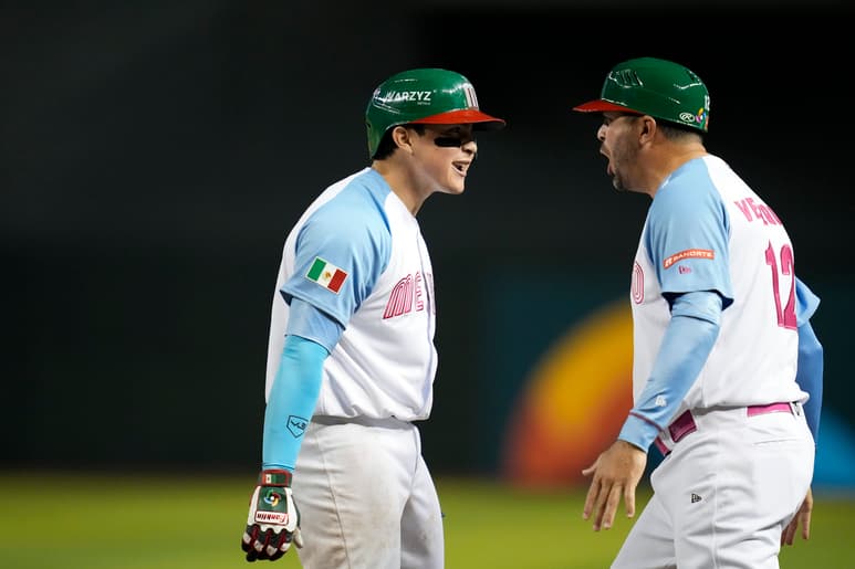 Alexis Wilson festeja con el coach de primera base Gil Velázquez, luego de producir la carrera de la victoria en la séptima entrada; el receptor mexicano impulsó las dos carreras de la Selección en la importante victoria 2-1 sobre Gran Bretaña en el Clásico Mundial de Beisbol.