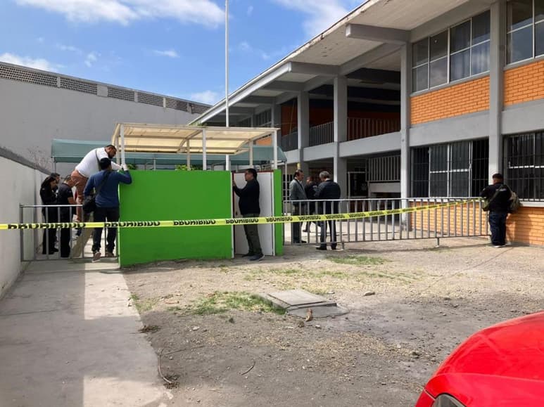 Trascendió que se presume que es una indigente que se suicidó en el plantel educativo.