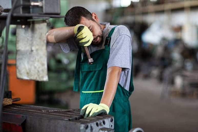 El estrés laboral puede derivarse del alto e intenso trabajo continuo, así como por exceso de carga laboral. (ARCHIVO)