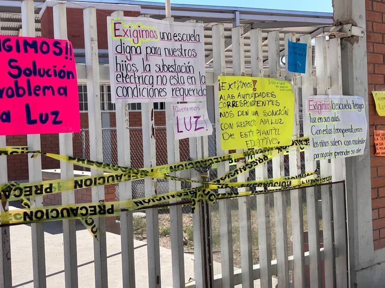 Los padres cerraron las puertas desde la 13:15 de la tarde y colocaron carteles, además encintaron las entradas. (EL SIGLO DE TORREÓN)