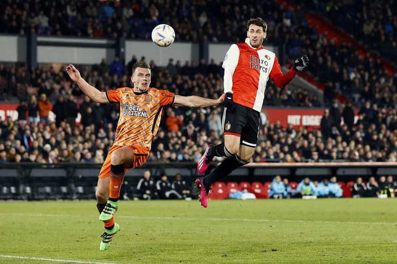Santiago Giménez supera marca de goles en la Europa League de Chicharito y Raúl Jiménez