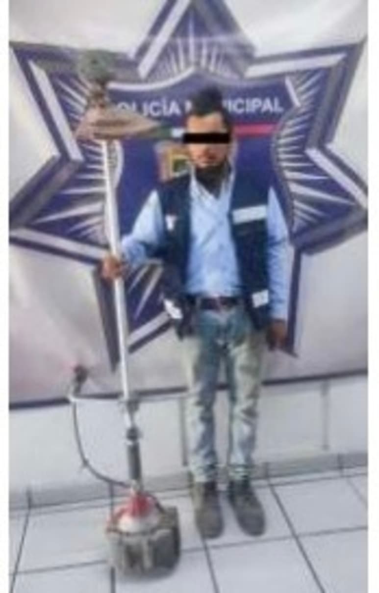 El detenido intentó robar una herramienta para cortar pasto.