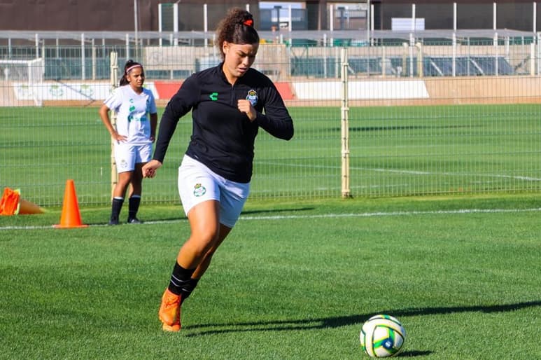 Como delantera, Alejandra “China” Curiel aceptó que les falta ser más certeras ante el arco enemigo (CLUB SANTOS)