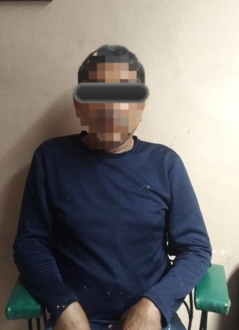 El hombre fue detenido por el personal de vigilancia del lugar y entregado a los elementos de la Policía Municipal.