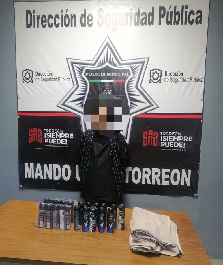 La mujer llevaba 21 desodorantes en aerosol y además una toalla para el cuerpo.