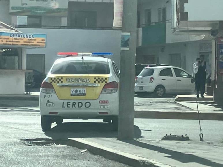 Las unidades que circulan por el municipio, portan láminas en las que aparece una letra, seguido por una serie de números, acompañados por el sello de Vialidad y en la parte baja la palabra Lerdo.
