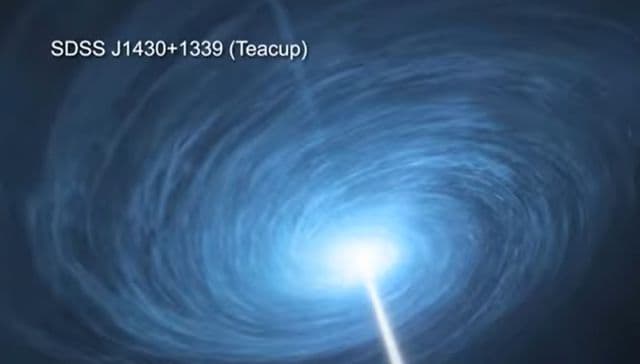 El chorro de materia solo es visible en longitudes de onda de radio.
