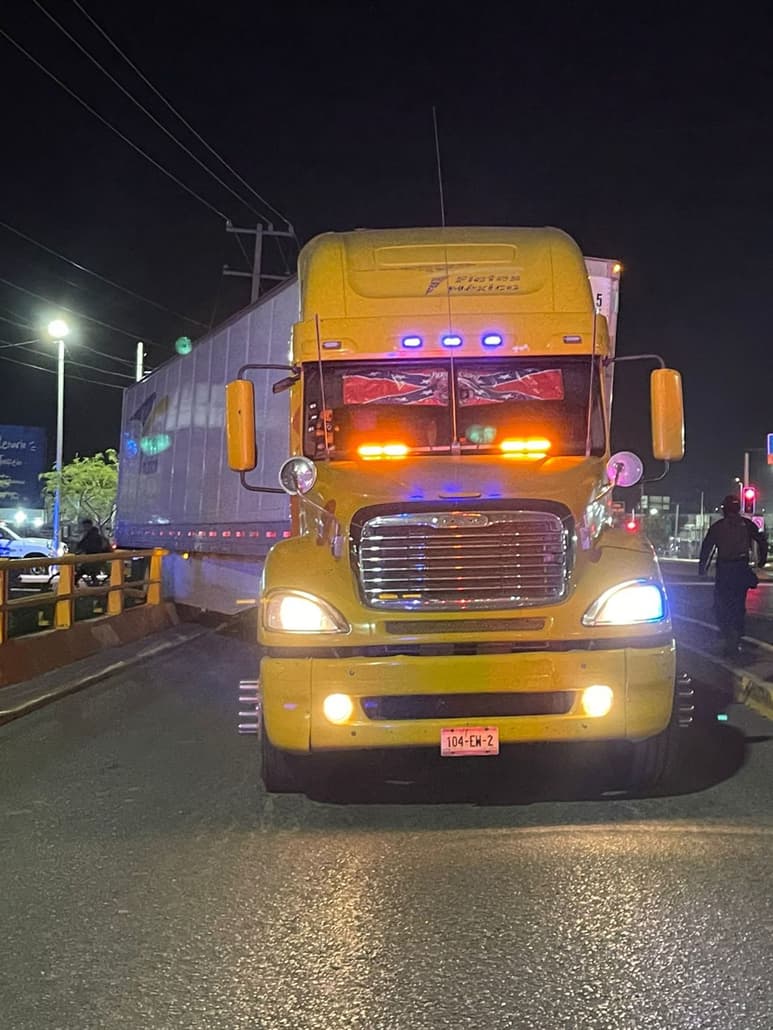El accidente ocurrió debido a una mala maniobra del operador del tráiler.