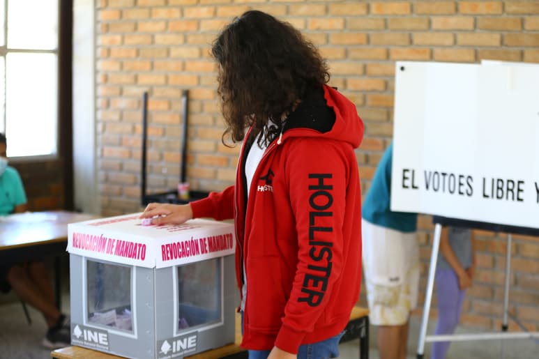 Nueve de cada 10 participantes en la consulta de revocación de mandato votaron a favor de la continuidad del presidente en el cargo hasta el fin de su mandato en 2024. (ARCHIVO)