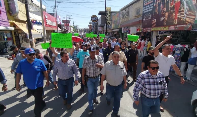 Los obreros, con pancartas exigieron a los tres niveles de gobierno una intervención inmediata y efectiva.
