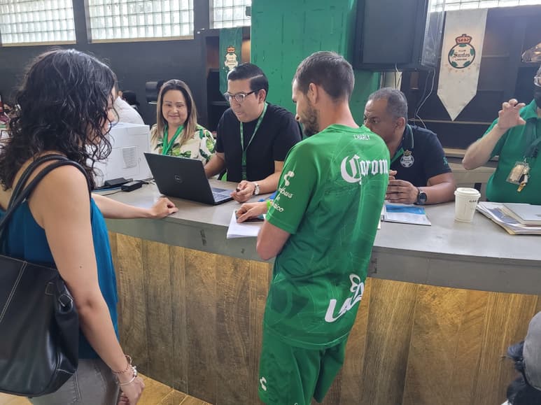 Trabajadores del Club Santos Laguna se beneficiaron con actividades del programa PrevenIMSS. (CORTESÍA)