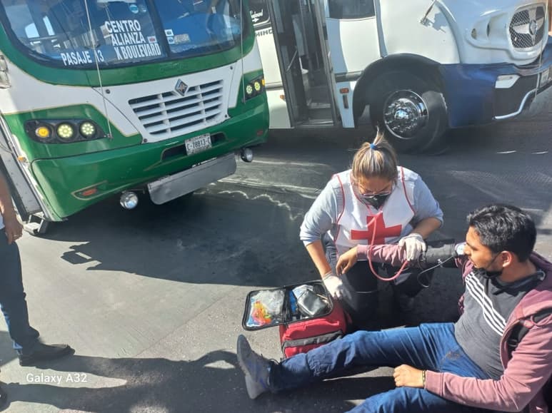 El transeúnte fue auxiliado por paramédicos de la Cruz Roja.