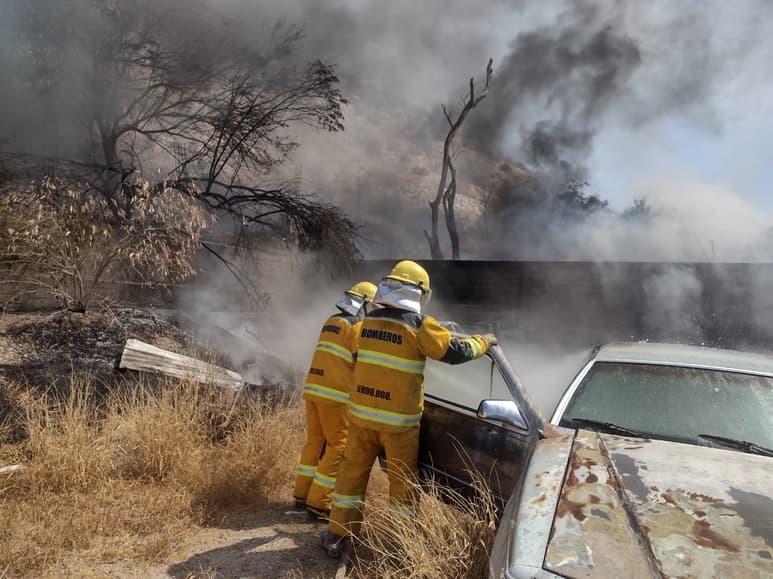 El personal del departamento de Bomberos y Protección Civil se encargó de sofocar el fuego.