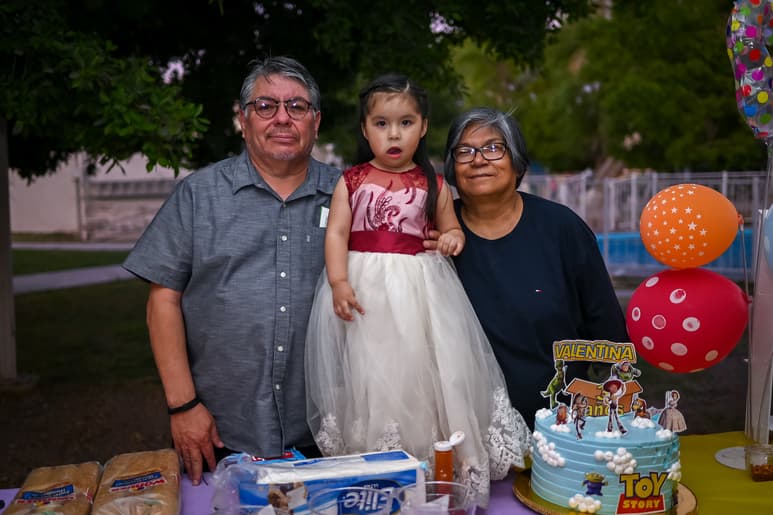 Valentina acompañada de sus abuelitos Fernando RodrÍguez y María del Carmen Rangel (EL SIGLO DE TORREÓN/EDDIE RUIZ)