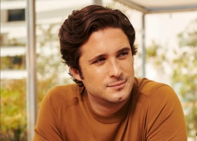 Mira como luce Diego Boneta en la película fenómeno de Netflix