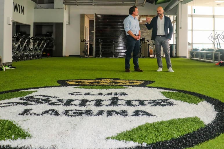 Mikel Arriola visita a Dante Elizalde en el TSM
