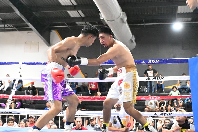 na buena contienda brindaron el 'Ruso' Rivas Jr. y el regio Jonathan Josep Rosario, que salió con el puño en alto. (Fotografía Ramón Sotomayor)
